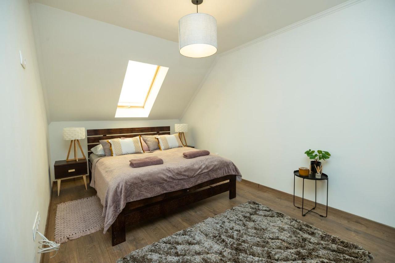 Zsendulo Apartman Apartment เอ็กเกอร์ ภายนอก รูปภาพ
